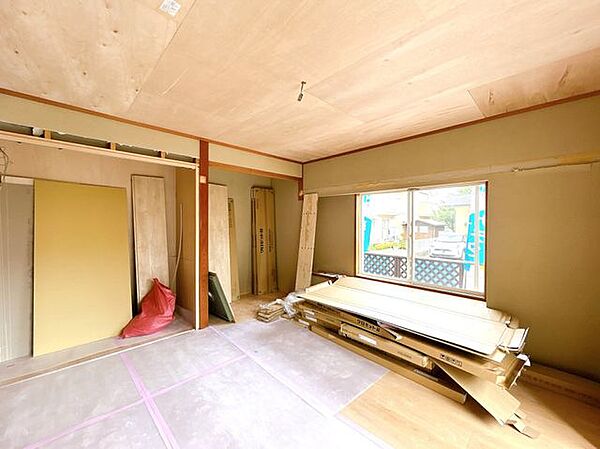 【内外装リフォーム中8/9】1階の洋室約8帖です。畳からフロアへ変更します。リモートワーク用のお部屋としても丁度良いですね。天井壁クロス貼り替え、フロア張り替え、照明交換、他。