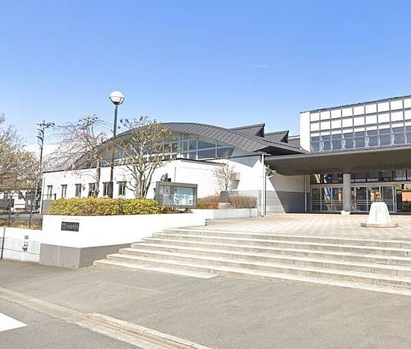【近隣写真・中学校】四街道中学校まで500ｍ（徒歩約7分）お子様の足でも安心の距離です。学校行事やクラブ活動で帰りが遅くなっても苦にならないですね。