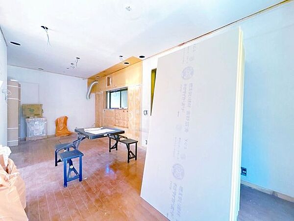 【内外装リフォーム中9/28更新】約21.5帖のLDKです。窓からの陽光が心地よいので、家族団欒にぴったりの空間です。クロス貼り、フロア重ね張り、LED照明交換、ダウンライト設置、他。