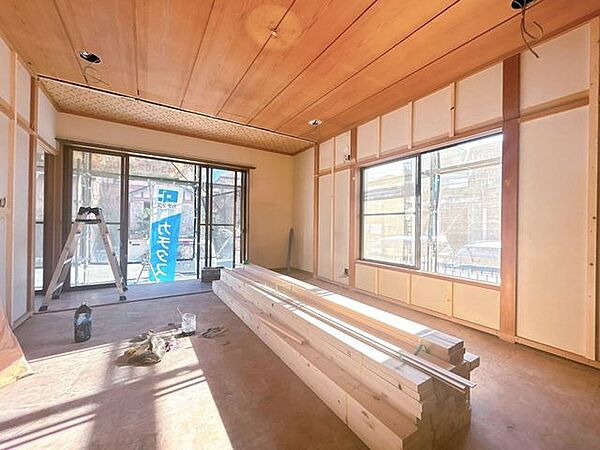 【内外装リフォーム中9/28更新】1階の洋室約10帖です。家具などが置きやすいように畳からフロアへ変更します。天井壁クロス貼り替え、フロア張り替え、照明交換、他。