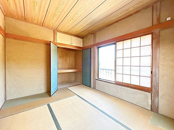 【内外装リフォーム中9/21更新】2階東側居室6帖です。こちらは使い勝手が良いように和室から洋室にリフォームいたします。クロス貼り、フロアタイル仕上げ、LED照明交換、建具交換等