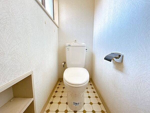 【内外装リフォーム中9/21更新】2階トイレです。こちらも新品交換いたします。朝の忙しい時間帯など、トイレが2か所あると使い勝手が良いですね。
