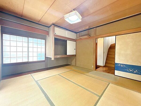 【内外装リフォーム中9/21更新】1階和室です。押入れがありますので、収納には困りませんね。畳表替え、ふすま・障子張替え、照明交換、クロス張替え等