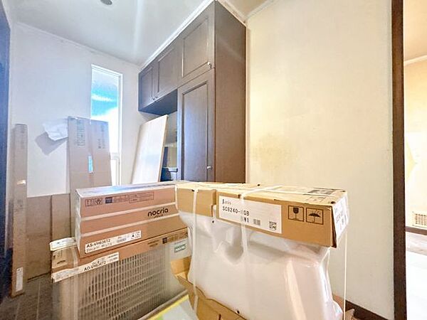 【内外装リフォーム中9/24更新】玄関内部。クロス張替え、照明交換等を行います。新品交換するシューズボックスはコの字型で靴をたくさんしまっておけます。