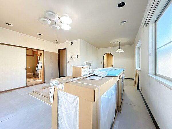 【内外装リフォーム中9/24更新】約19.5帖のLDKです。南側に面しているので日差しが差し込む明るいリビングです。クロス貼り、照明交換等を行います。
