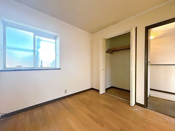 【内外装リフォーム中9/24更新】2階北西側4.5帖洋室です。壁天井クロス張替え、照明交換等を行います。納戸としても使えますね。