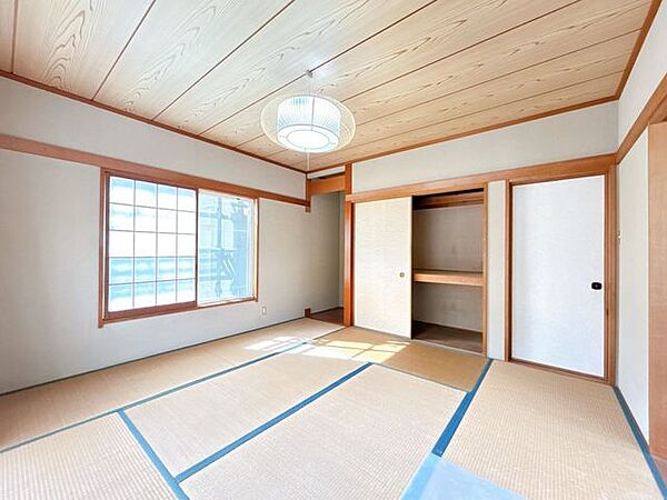 【内外装リフォーム中9/24更新】1階8畳和室です。畳表替え、壁天井クロス張替え、照明交換等を行います。