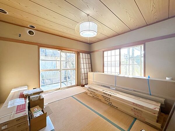 【内外装リフォーム中9/24更新】1階8畳和室です。南側を向いた窓があるので、日中は十分に日光が差し込みます。お昼寝などいかがでしょうか。