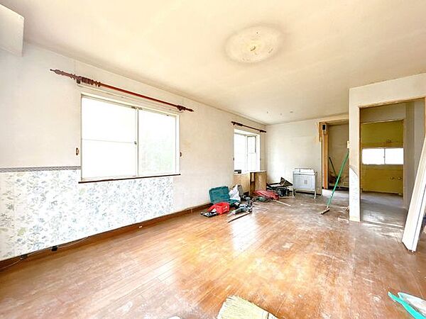 【内外装リフォーム中9/24更新】18.5帖LDKです。ダイニングキッチンもおけるゆったりとしたリビングスペースです。床フローリング重ね張り、壁天井クロス張替え、照明交換等を行います。