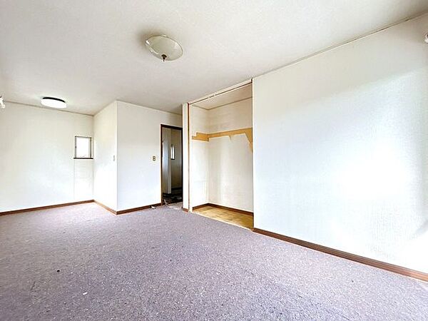 【内外装リフォーム中9/24更新】2階西側10.5帖洋室です。床フローリング張り、壁天井クロス張替え、照明交換等を行います。主寝室にいかがでしょうか。