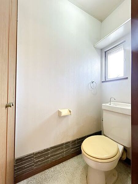 【内外装リフォーム中9/24更新】2階にもトイレがあります。トイレ新品交換、壁天井クロス張替え、クッションフロア張替え、照明交換等を行います。