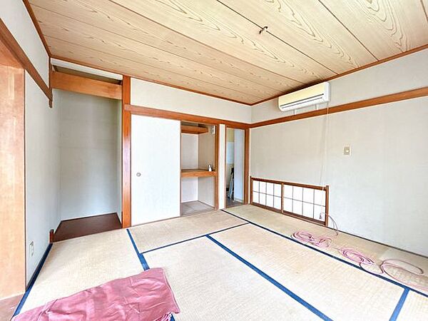 【内外装リフォーム中9/24更新】1階8畳和室です。リビングと続き間なので、ふすまをあけて広々とお使いいただけます。畳表替え、壁天井クロス張替え、照明交換等を行います。押入と床の間もあります。