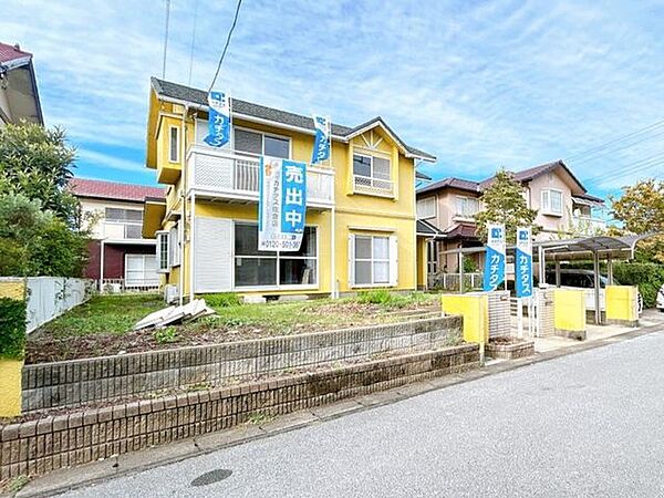 【内外装リフォーム中9/24更新】住宅南側、リビングの前にはお庭があります。BBQや家庭菜園を楽しめますね（ただし土の入れ替え等が必要になる場合があります）。