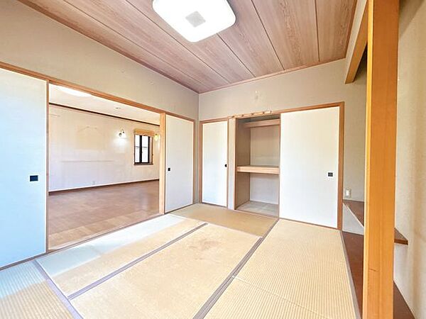 【内外装リフォーム中9/25更新】1階5.25畳の和室です。リビングとつながっておりますので、ふすまをうまく使えばリビングを広く使うことができます。畳表替え、ふすま障子張り替え、クロス張り、照明交換等