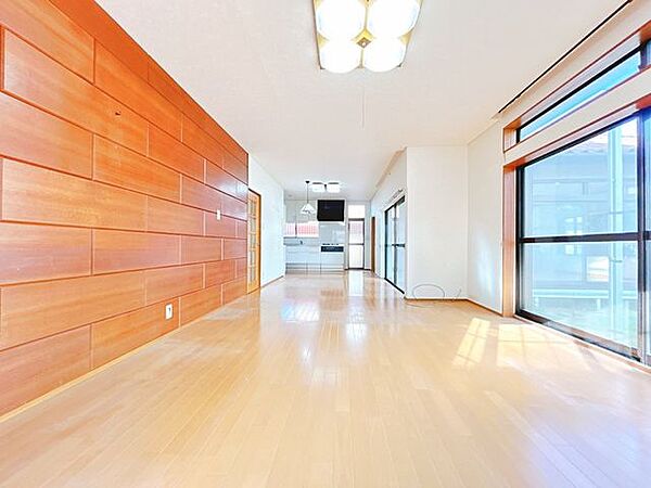 【内外装リフォーム中9/21更新】約20帖のLDKです。大きな家具を置いてもゆったり過ごせます。クロス貼り、フローリング重ね張り、LED照明交換、ダウンライト設置、他。