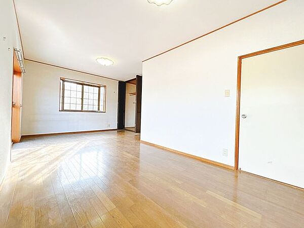 【内外装リフォーム中】2階南西側12帖洋室の別角度です。床フローリング張り、壁天井クロス張替え、照明交換等を行います。中央に仕切りを立てれば、6帖ずつの居室としてもご利用いただけます。
