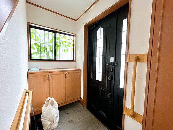 【内外装リフォーム中9/25更新】玄関内部の写真です。窓のある明るい玄関でお客様をお迎えできます。壁天井クロス張り、照明交換、他