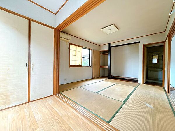 【内外装リフォーム中9/25更新】約18帖のLDKです。大きな窓があるので、明るく過ごしやすい空間になっています。壁天井クロス貼り、床材重ね張り、LED照明交換、ダウンライト設置、他。