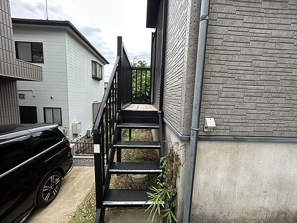 【内外装リフォーム中9/25更新】外に設置してある階段です。お荷物をリビングから運べますので、便利に使えそうです。