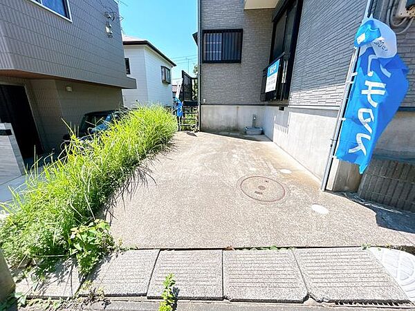 【内外装リフォーム中9/25更新】駐車場はタイヤが傷つきにくいコンクリートになっておりますので大切なお車を傷つけずに済みますね。