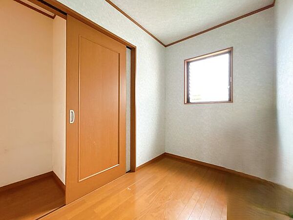 【内外装リフォーム中9/25更新】2階北西側にあります納戸です。壁天井クロス貼り、床クリーニング、LED照明交換、他。