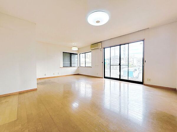【内外装リフォーム中9/25更新】LDKです。キッチンスペースも含め約20帖の広さがありますので家族のだんらんスペースにぴったりです。クロス貼り、フロア重ね張り、LED照明交換、ダウンライト設置、他。