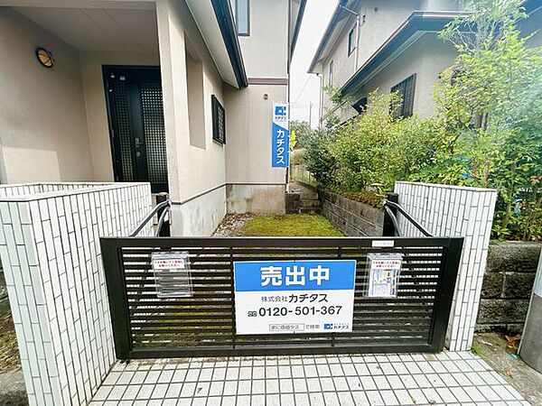【内外装リフォーム中9/25更新】駐車場はタイヤが傷つきにくいコンクリートになっておりますので大切なお車を傷つけずに済みますね。