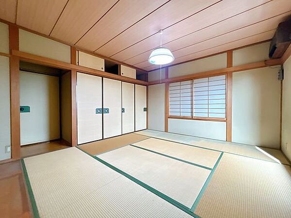 【内外装リフォーム中9/25更新】2階東側10帖洋室です。こちらも使いやすいように洋室にリフォームいたします。壁天井クロス貼り、床材重ね張り、LED照明交換、他。