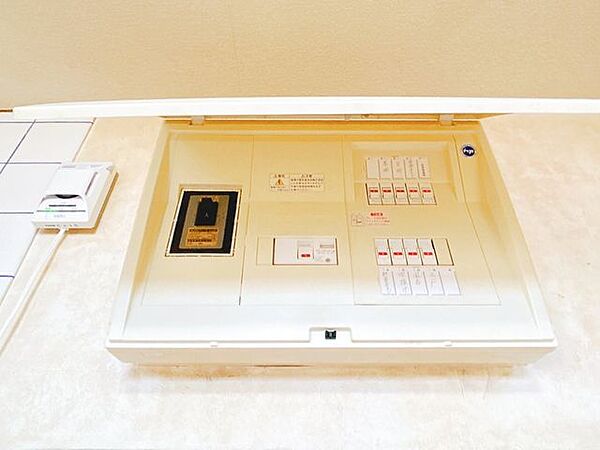 【内外装リフォーム中10/15更新】分電盤は12回路のものに交換いたします。各居室エアコンを設置しても問題ないですね。