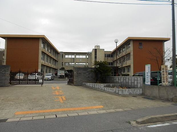 平坂小学校 710m