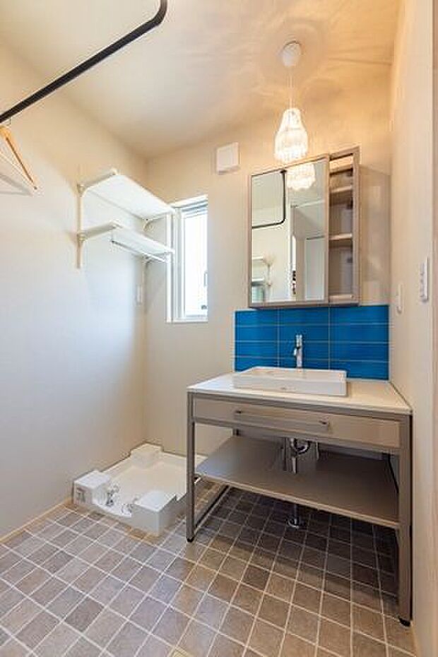 フロアタイルと洗面化粧台にもアクセントとしてタイルを張り、かわいらしさがあります。さらに、稼働棚などを設置し、収納力も兼ね備えた機能的な洗面脱衣所です！