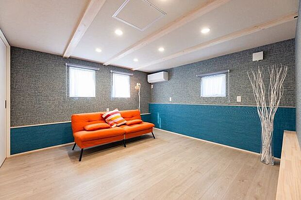 0.5階にある洋室8帖は広々とした空間になっています。シアタールームとして、家にいながらも映画を楽しむこともできます！