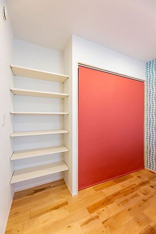 5.3帖の洋室には、洋服をかけられる収納のほか可動棚も設置されているため、用途に応じて自由自在に変更できるのが嬉しいポイントです！