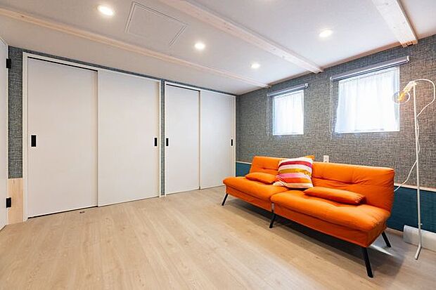 0.5階にあるアウトサイドストッカーとインサイドストッカーは、スキップフロア構造だから実現できるスペース。収納としてはもちろん趣味やライフススタイルに合わせて自分好みにアレンジできるお部屋です。