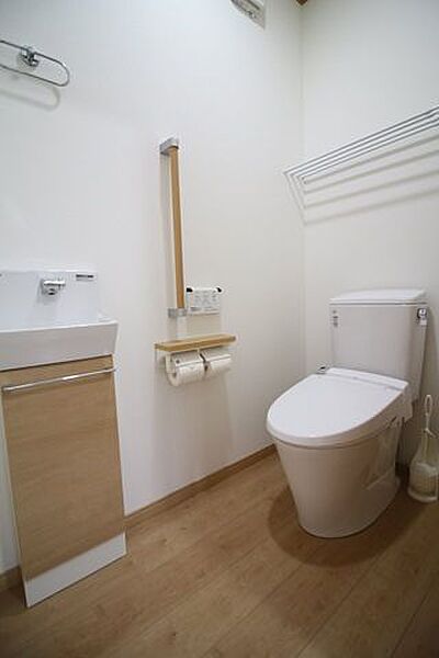 ペーパーホルダーは2個ついており、毎回ペーパーを補充する手間も省けます。手洗い場がついており、トイレ内で手を洗うことができます。
