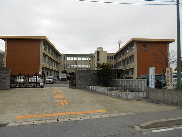 平坂小学校 570m