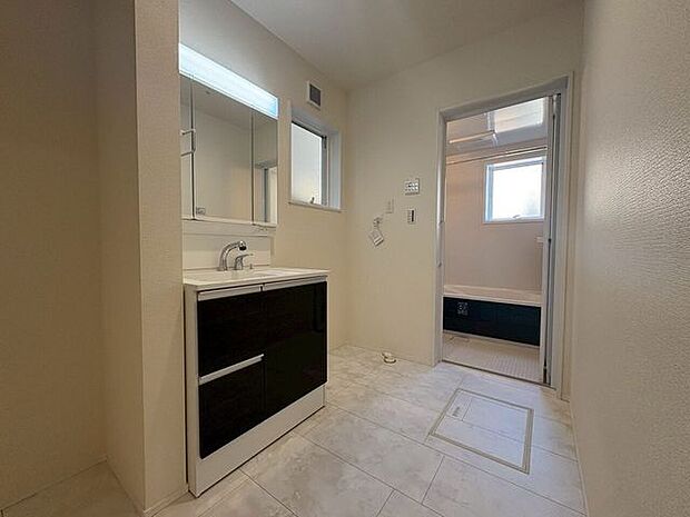 洗面所はゆとりの広々空間！ゆったり自由に使えるのが◎ですね！朝の忙しい時間でもすれ違いが楽々！