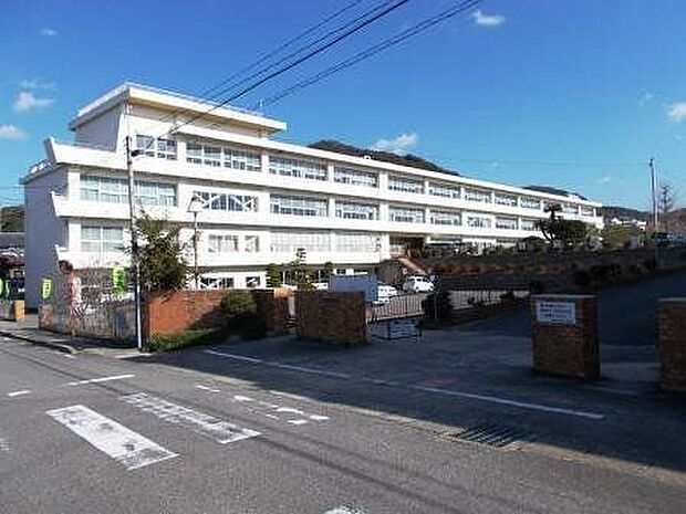 幡豆小学校 570m