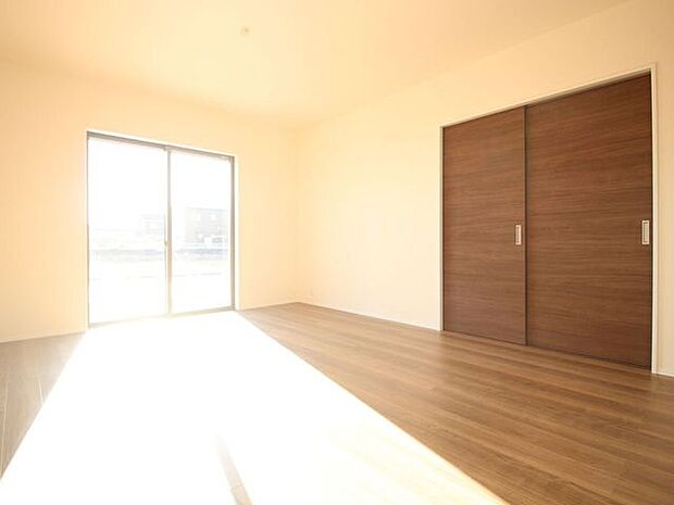 南向きで日当たり良好なリビングです♪家族団らんをお楽しみください♪