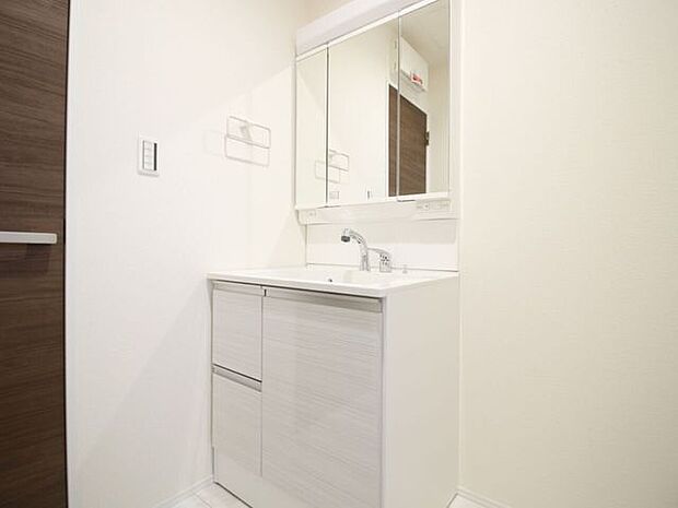 洗面所はゆとりの広々空間！ゆったり自由に使えるのが◎ですね！朝の忙しい時間でもすれ違いが楽々！