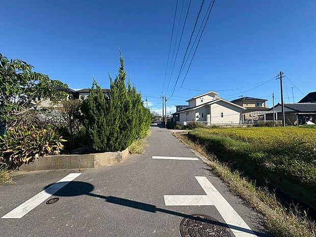 前面道路は近隣にお住まいの方のみが利用いたしますので、お子様が小さいなご家庭でも安心ですね！