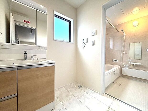 洗面所はゆとりの広々空間！ゆったり自由に使えるのが◎ですね！朝の忙しい時間でもすれ違いが楽々！