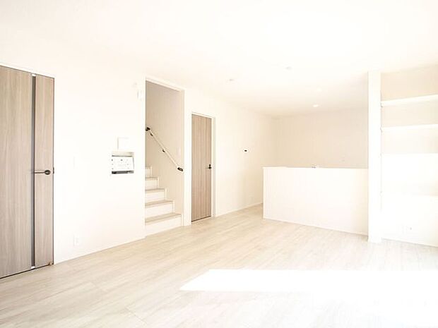 真っ白いリビングには外からの日差しが反射してとても明るいです！白が基調だと家具も合わせやすいのでお勧めです♪