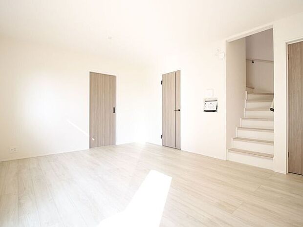 真っ白いリビングには外からの日差しが反射してとても明るいです！白が基調だと家具も合わせやすいのでお勧めです♪