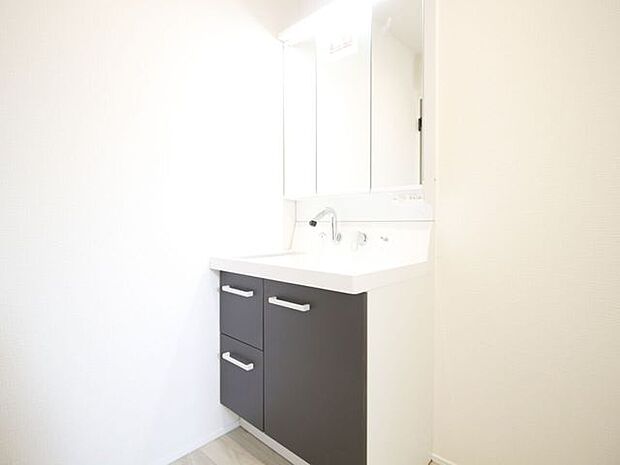 洗面所はゆとりの広々空間！ゆったり自由に使えるのが◎ですね！朝の忙しい時間でもすれ違いが楽々！