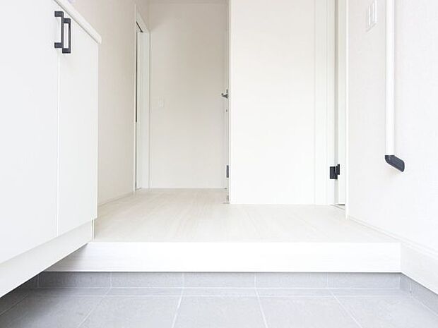 お客様が最初に目にする玄関は常に清潔に保ちたいですね♪