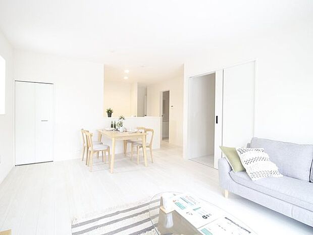 真っ白いリビングには外からの日差しが反射してとても明るいです！白が基調だと家具も合わせやすいのでお勧めです♪