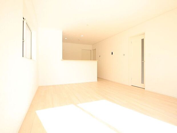 真っ白いリビングには外からの日差しが反射してとても明るいです！白が基調だと家具も合わせやすいのでお勧めです♪