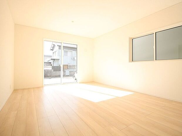 真っ白いリビングには外からの日差しが反射してとても明るいです！白が基調だと家具も合わせやすいのでお勧めです♪