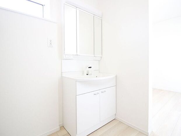 洗面所はゆとりの広々空間！ゆったり自由に使えるのが◎ですね！朝の忙しい時間でもすれ違いが楽々！